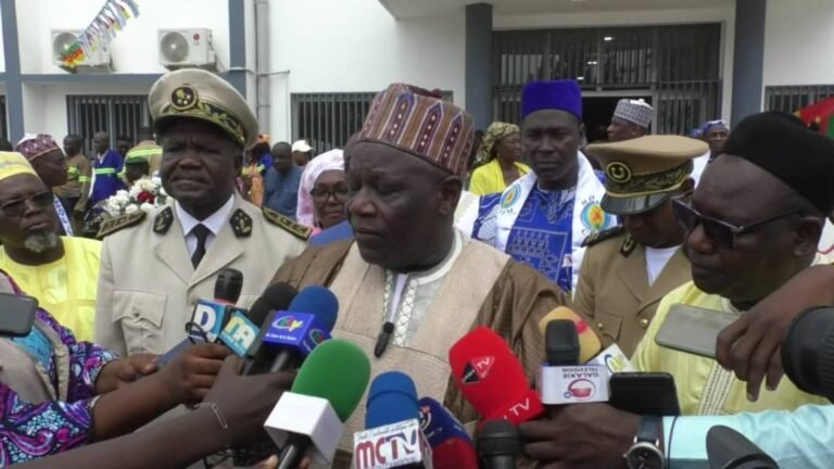 le Ministre Gabriel Mbairobe devant les journalistes