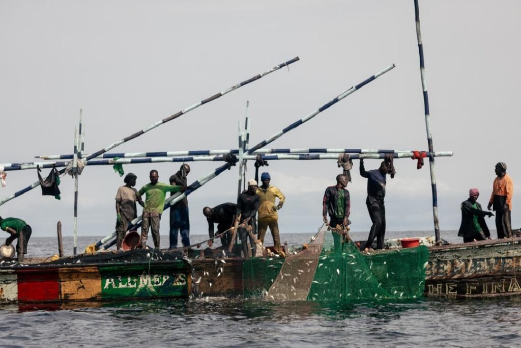 Image de bateau de pêche avec des pécheurs