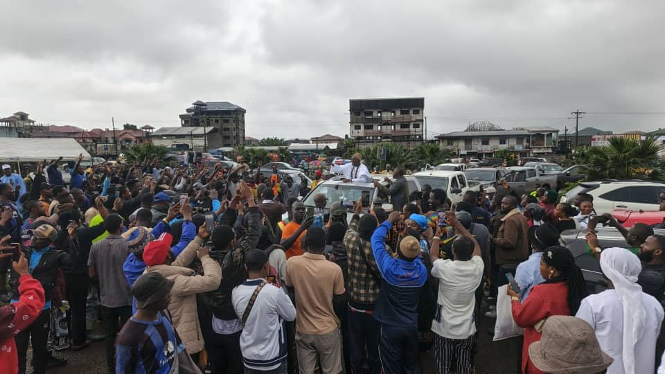 une bonne poignéede la population qui sont sortie acclamée Issa Tchiroma Bakary lors de son meeting à Douala