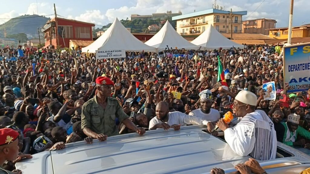 Issa Tchiroma Bakarry et une foule en extase lors du meeting du FSNC