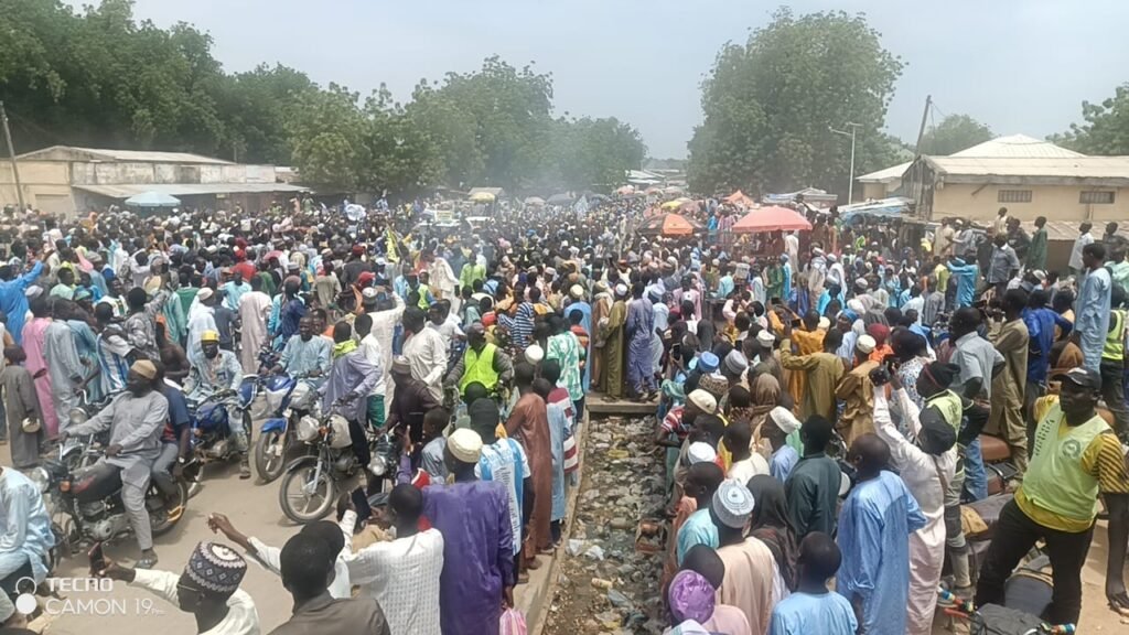 Les millitants du RDPC rassemblés nombreux pour montrer leurs soutien au Président Paul Biya