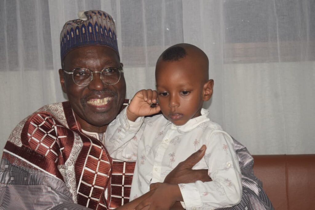 Issa Tchiroma Bakary portant un petit enfant lors de son meeting